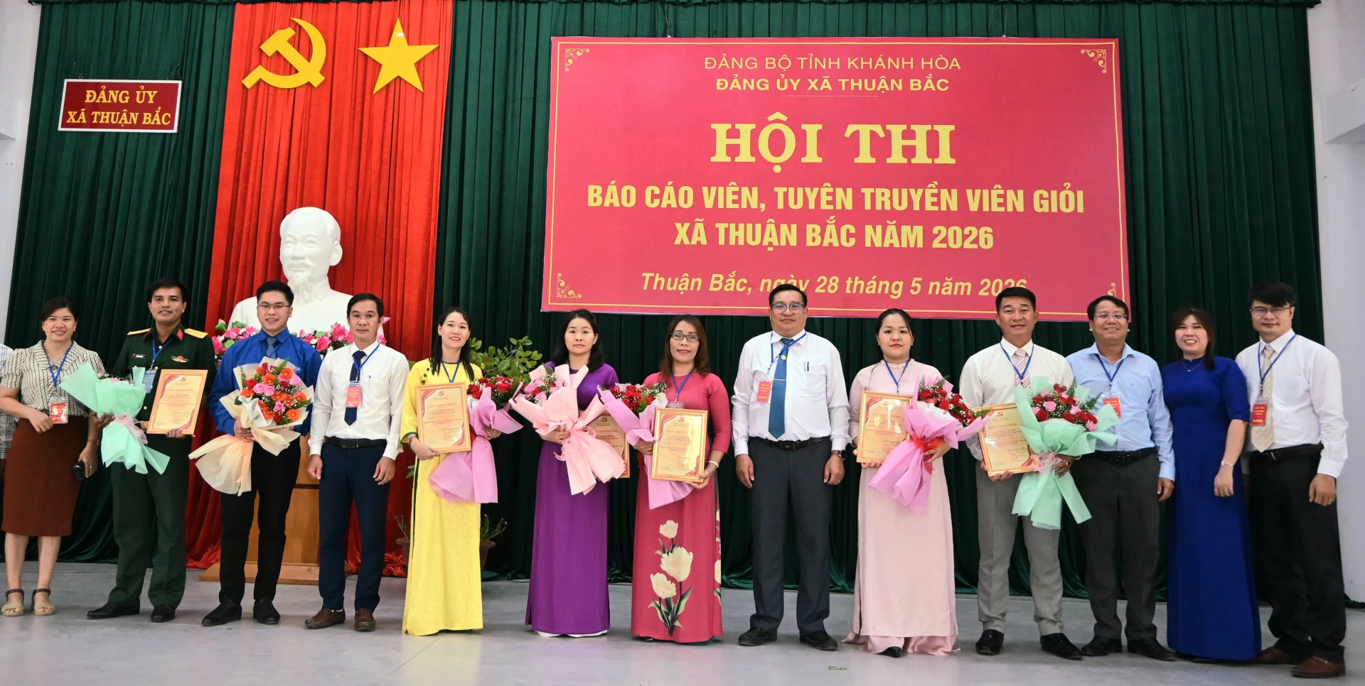 Lãnh đạo xã trao giải cho các thí sinh.