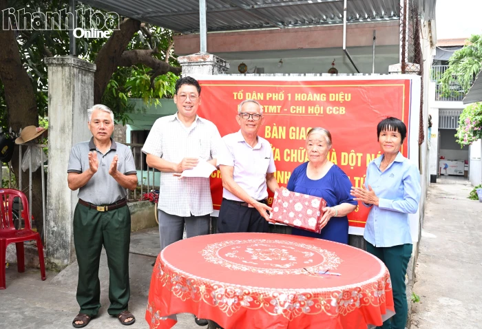 Người dân Tổ dân phố 1 Hoàng Diệu chung tay sửa nhà cho 1 hộ khó khăn