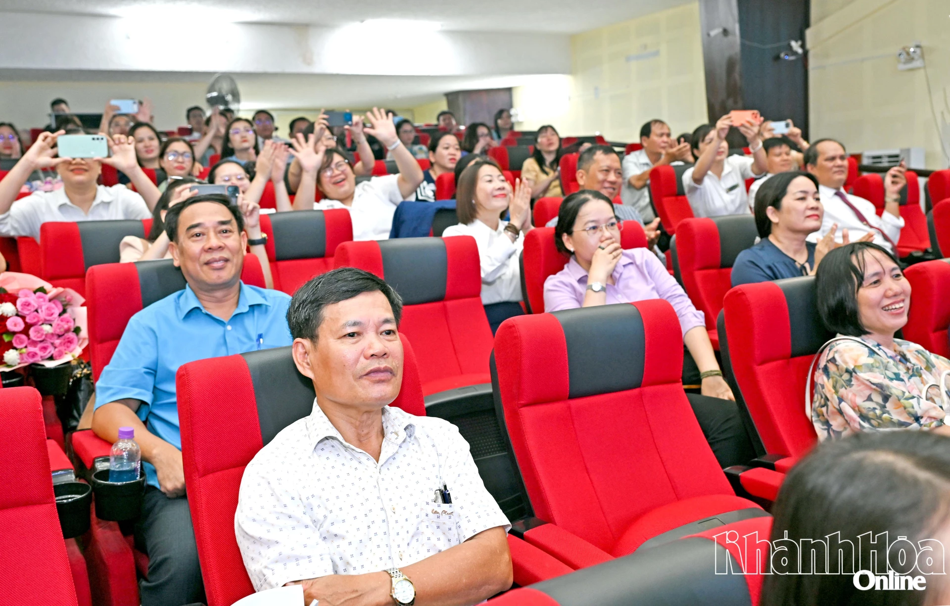 Không chỉ hào hứng theo dõi, nhiều khán giả còn dùng điện thoại ghi lại nội dung trình bày của thí sinh.