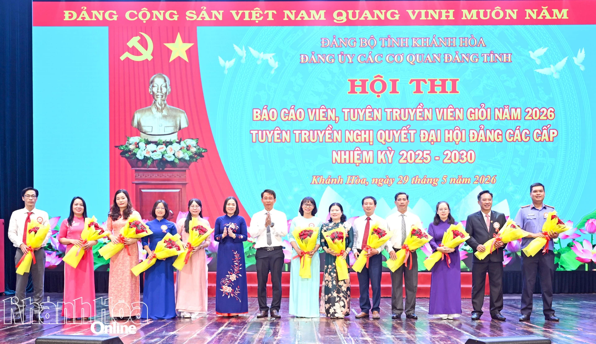 Đồng chí Trần Thu Mai và đồng chí Trịnh Văn Mơ tặng hoa cho các thí sinh.