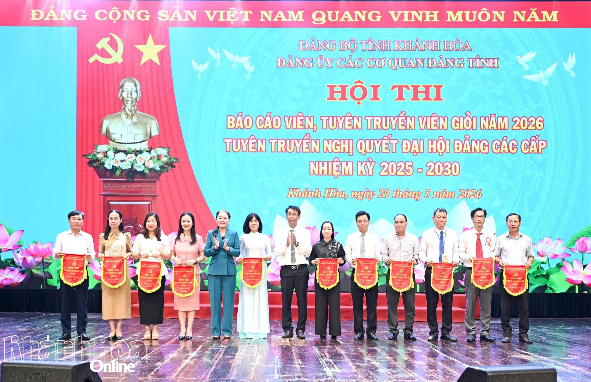 Các đồng chí lãnh đạo HĐND tỉnh và Đảng ủy Các cơ quan Đảng tỉnh tặng cờ lưu niệm cho đại diện cấp ủy, chi bộ có thí sinh tham gia dự thi.