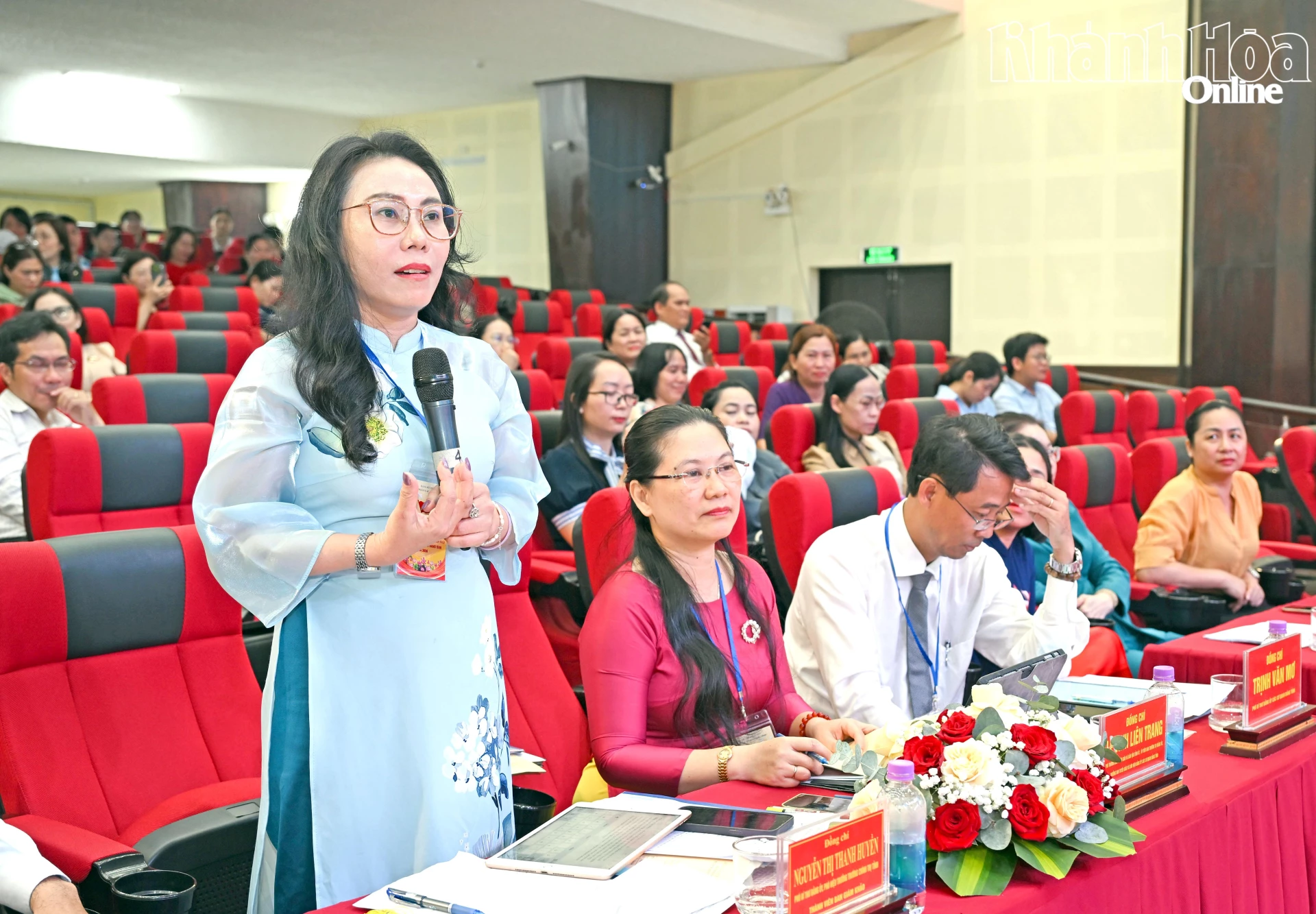 Ban giám khảo đặt câu hỏi với thí sinh.