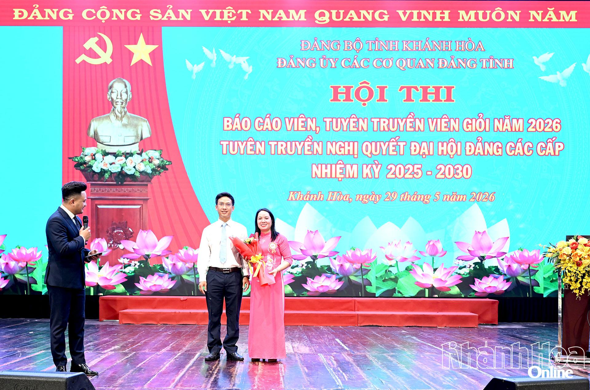 Cổ động viên tặng hoa chúc mừng thí sinh đã hoàn thành phần thi.