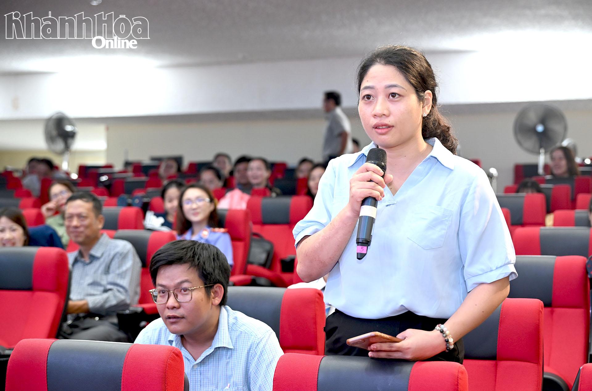 Cổ động viên tham gia giao lưu, trả lời câu hỏi của Ban tổ chức.