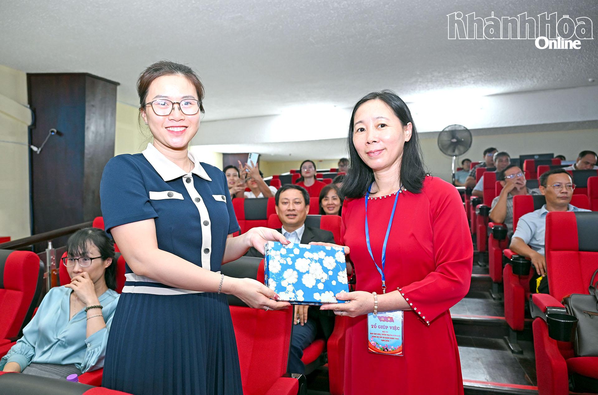 Ban tổ chức tặng quà cho khán giả trả lời đúng câu hỏi trong phần giao lưu.
