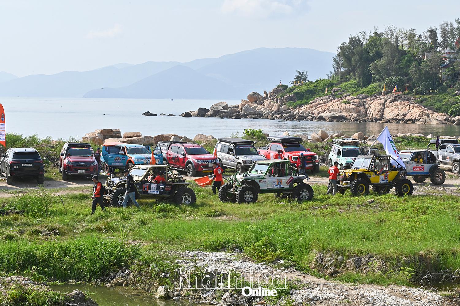 Đông đảo đội đua thi đấu tại Giải Victory Challenge Sailun Cup 2025 tại địa điểm bãi thi khu vực Hòn Đỏ.
