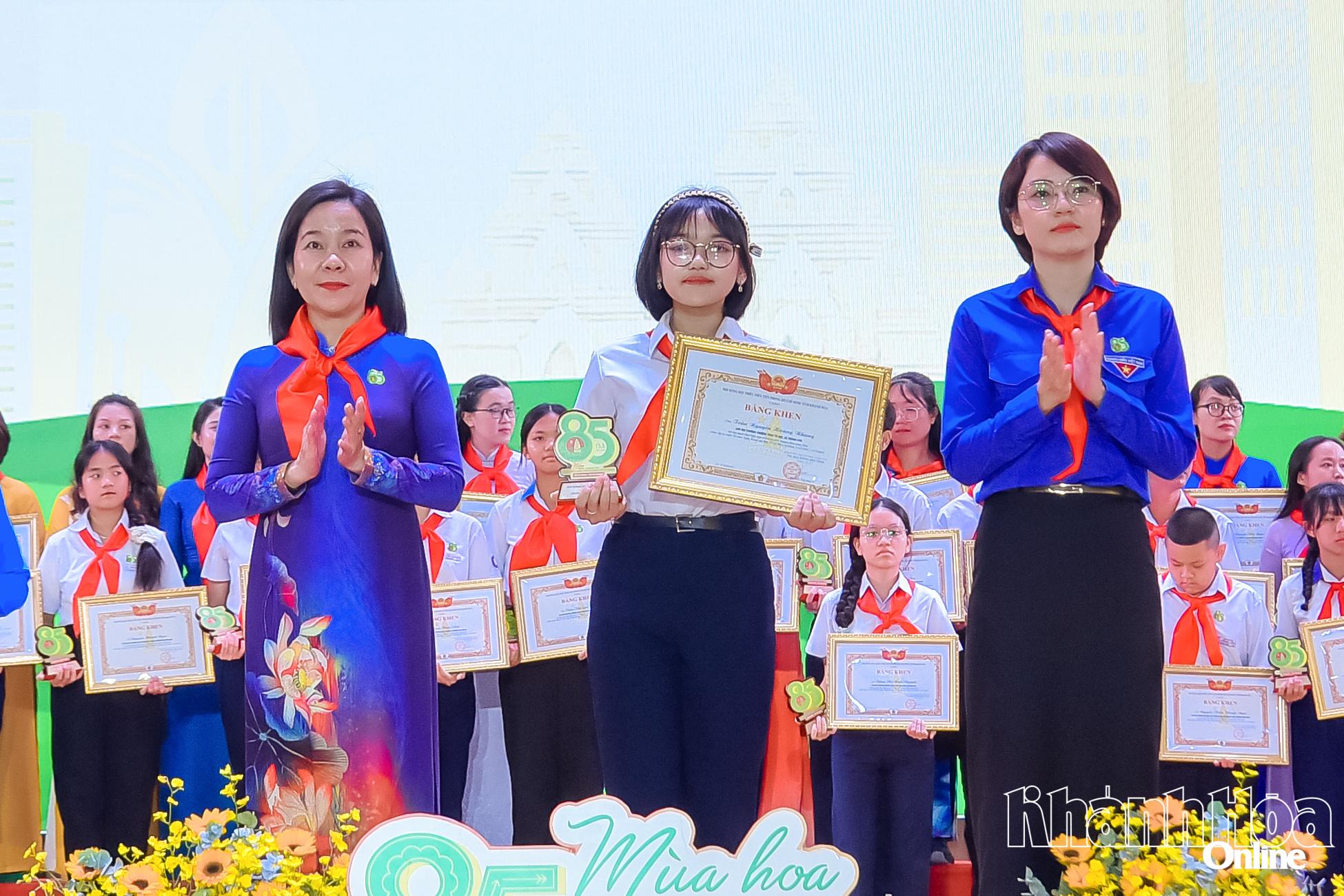 Em Trần Nguyễn Hoàng Nhung được tuyên dương đội viên tiêu biểu tỉnh Khánh Hòa năm học 2025 - 2026.
