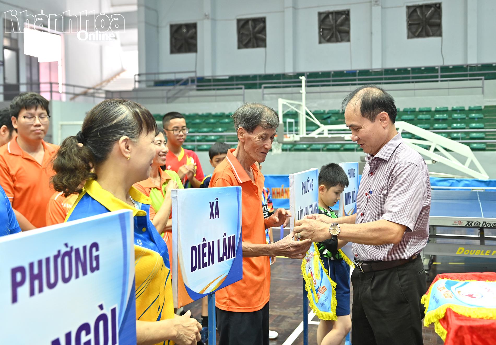 Ông Nguyễn Tuấn Thanh-Phó Giám đốc Sở Văn hóa, Thể thao và Du lịch, Trưởng Ban tổ chức giải trao cờ lưu niệm cho đại diện các đơn vị về dự giải.