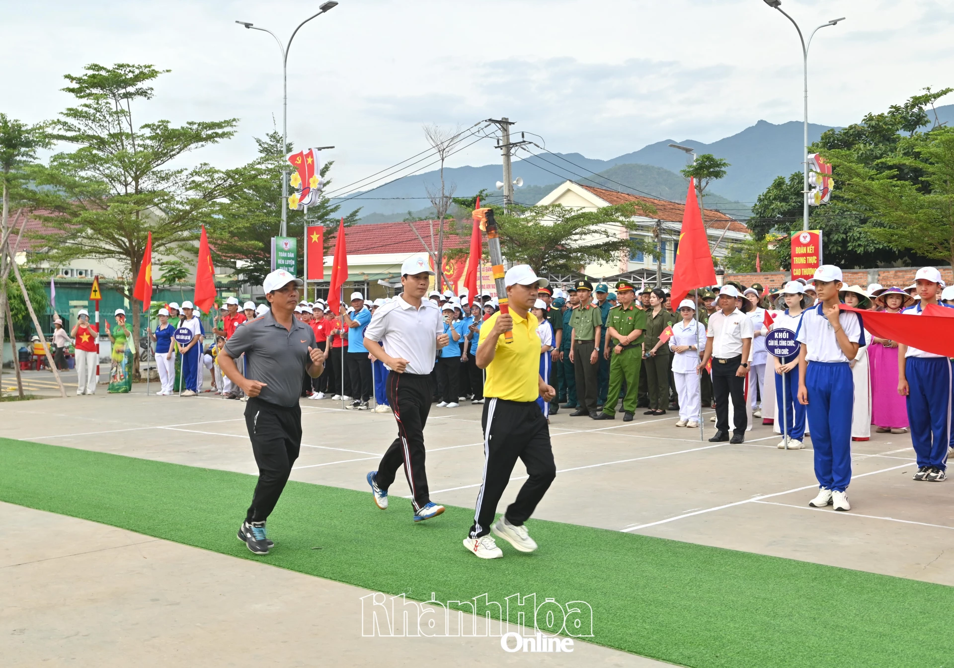 Nghi thức rước đuốc khai mạc đại hội.