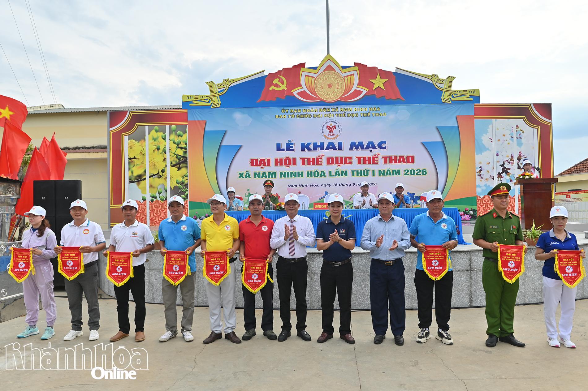 Lãnh đạo xã trao cờ lưu niệm cho đại diện các đoàn vận động viên tham gia đại hội.