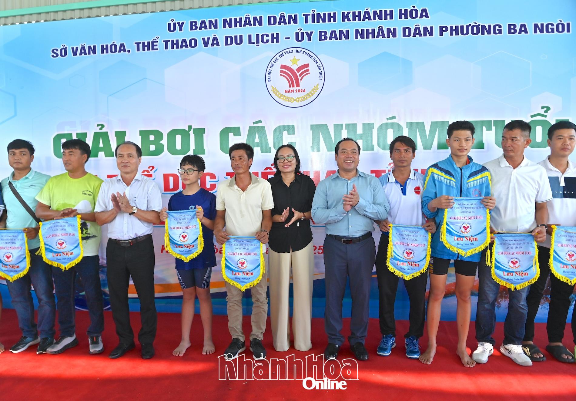 Ban tổ chức trao cờ lưu niệm cho đại diện các đơn vị về dự giải.