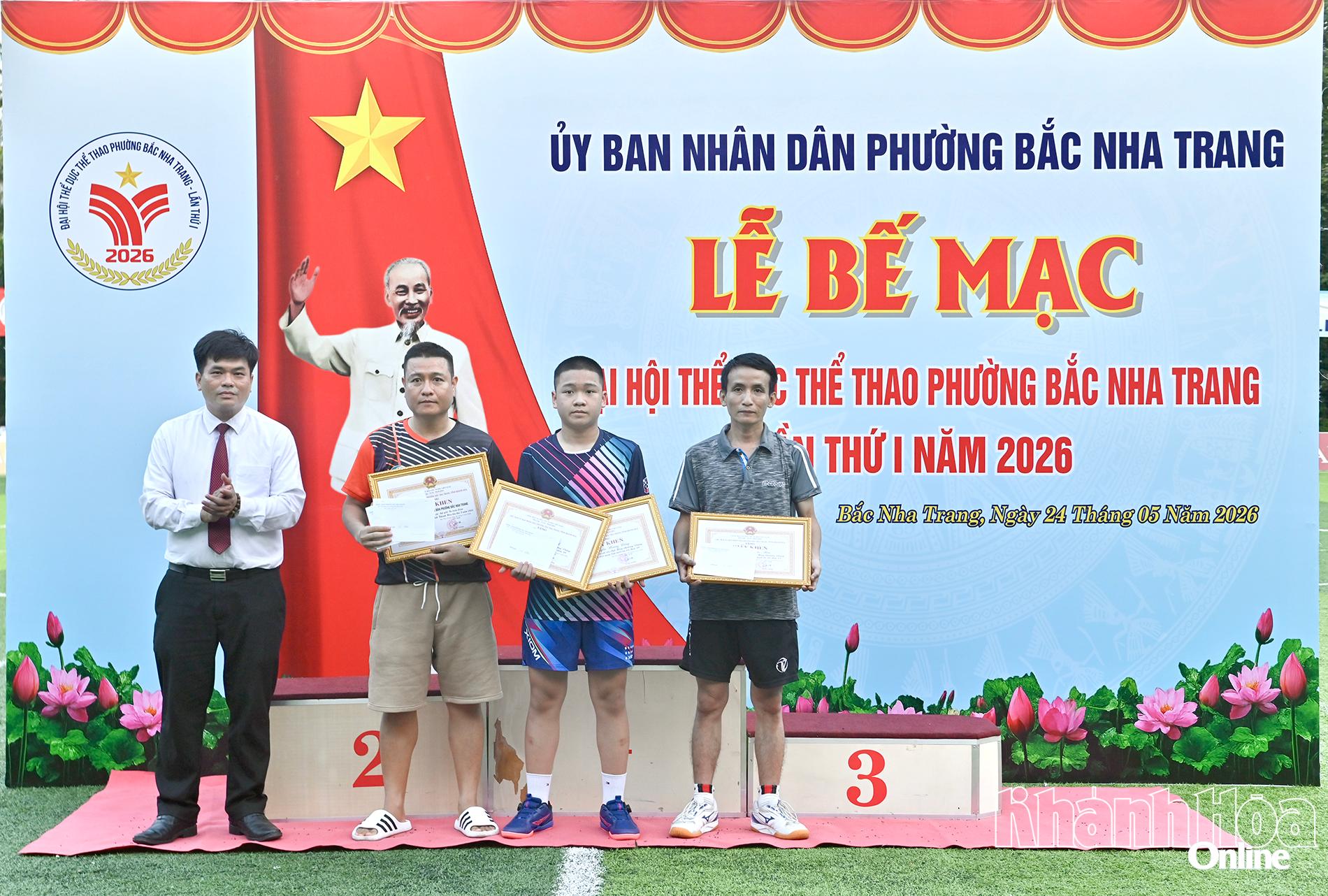 Lãnh đạo UBND phường Bắc Nha Trang tặng giấy khen cho các cá nhân, tập thể đạt thành tích xuất sắc các môn thi Đại hội Thể dục thể thao tỉnh.