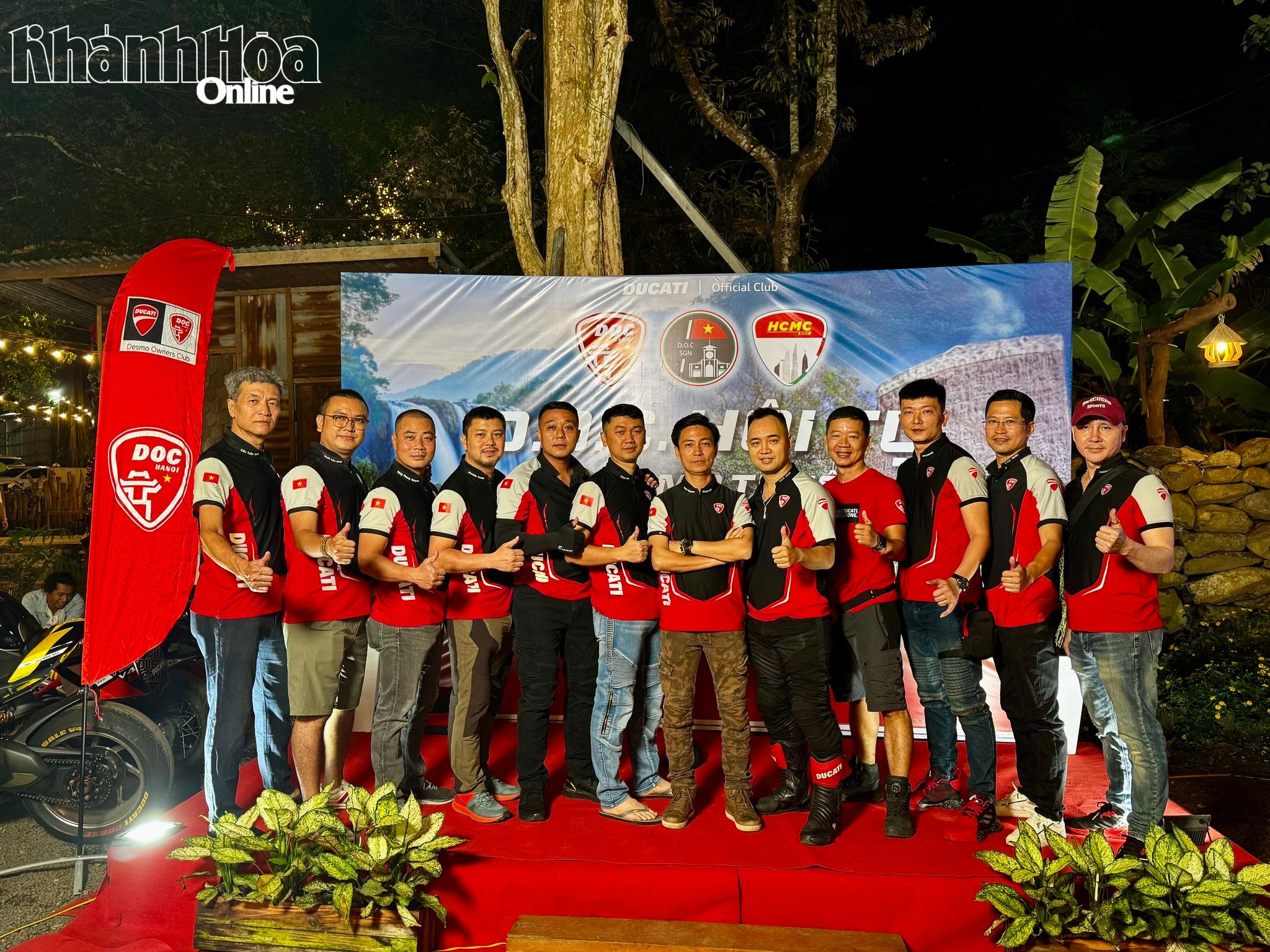 Các thành viên của Ducati Official Club HaNoi thể hiện tinh thần đoàn kết.