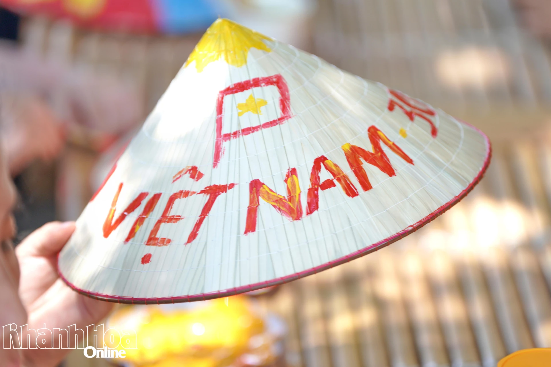 Nhiều du khách thích thú với việc vẽ lá cờ hoặc dòng chữ Việt Nam lên nón lá
