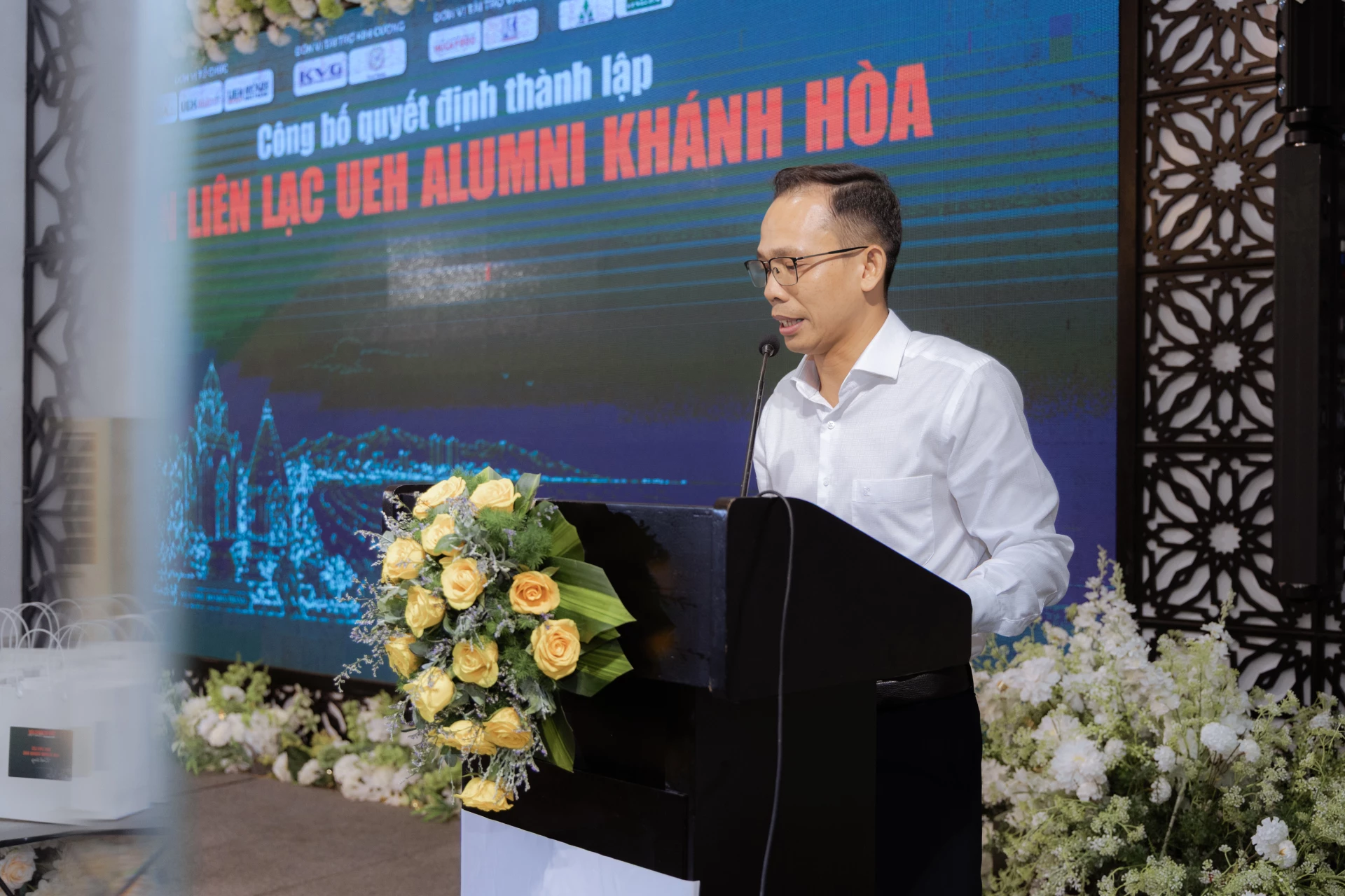 ThS. Phan Ngọc Anh đọc quyết định thành lập Ban Liên lạc UEH Alumni Khánh Hòa nhiệm kỳ 2026 - 2030.