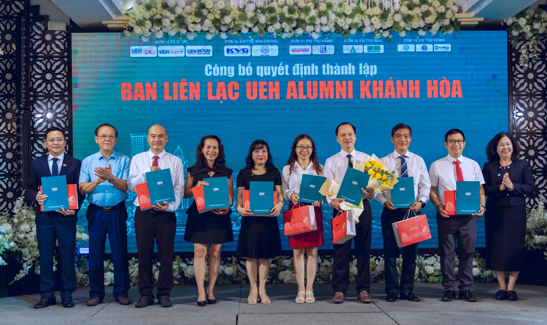 Trao quyết định thành lập cho các thành viên chủ chốt Ban Liên lạc UEH Alumni Khánh Hòa nhiệm kỳ 2026 - 2030.