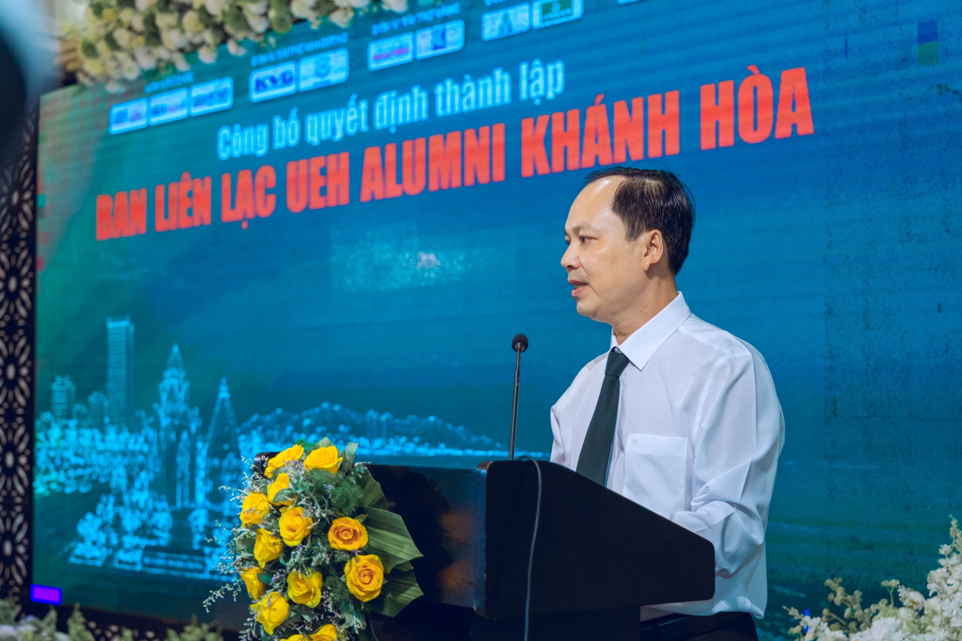 ng Trương Thanh Phong - Phó Chánh thanh tra tỉnh, Trưởng Ban liên lạc UEH Alumni Khánh Hòa chia sẻ tại chương trình.