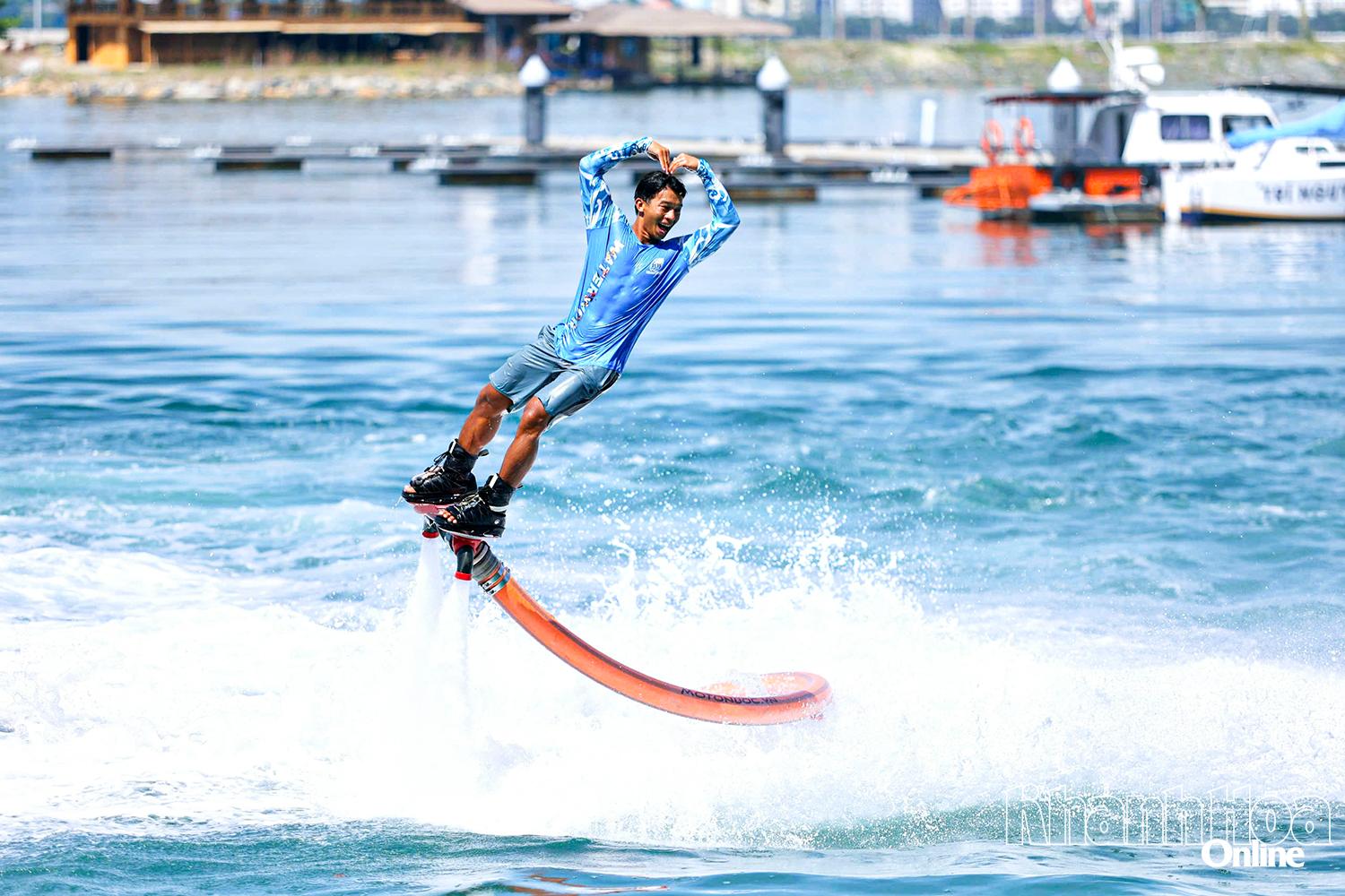 Trải nghiệm Flyboard trên vịnh Nha Trang. Ảnh: BÁ DUY 