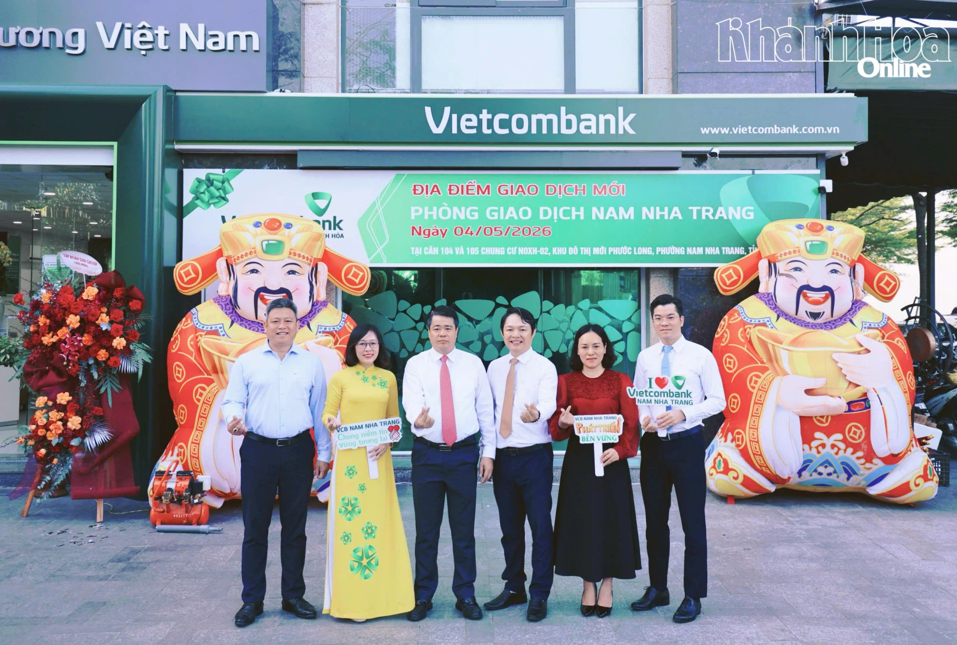 Ban giám đốc Vietcombank Khánh Hòa chụp ảnh lưu niệm với lãnh đạo Phòng giao dịch Nam Nha Trang.