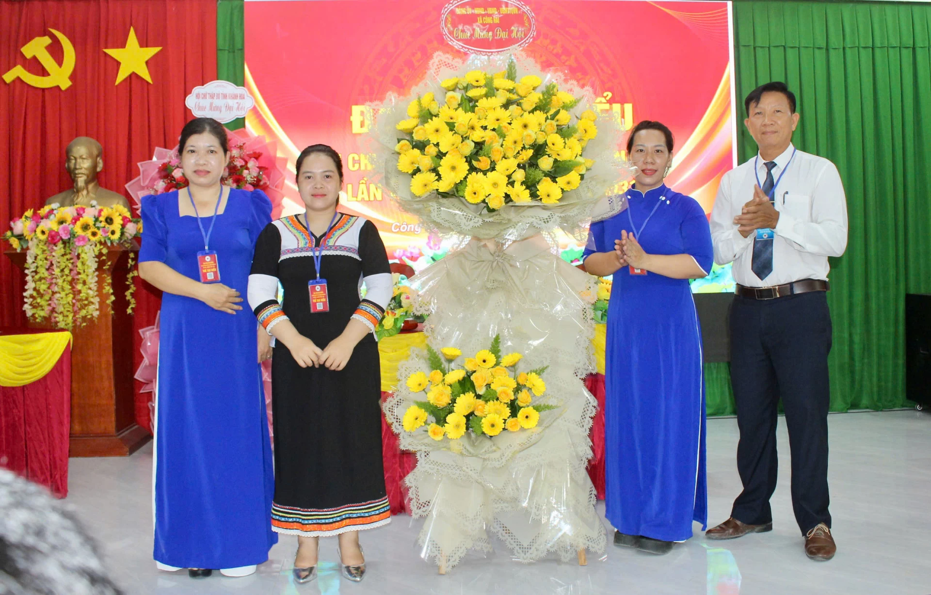 Lãnh đạo xã Công Hải tặng hoa chúc mừng đại hội.