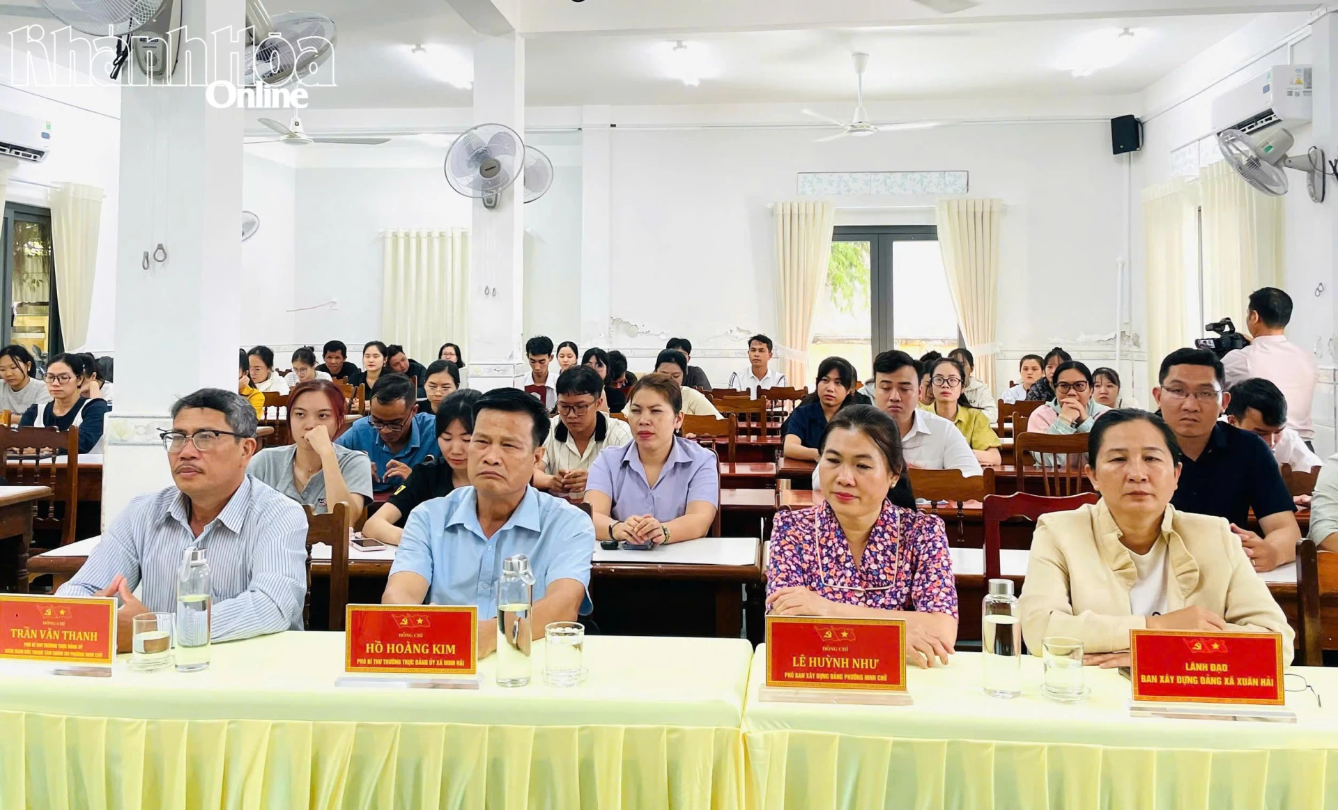 Các đại biểu và học viên dự lễ bế giảng.