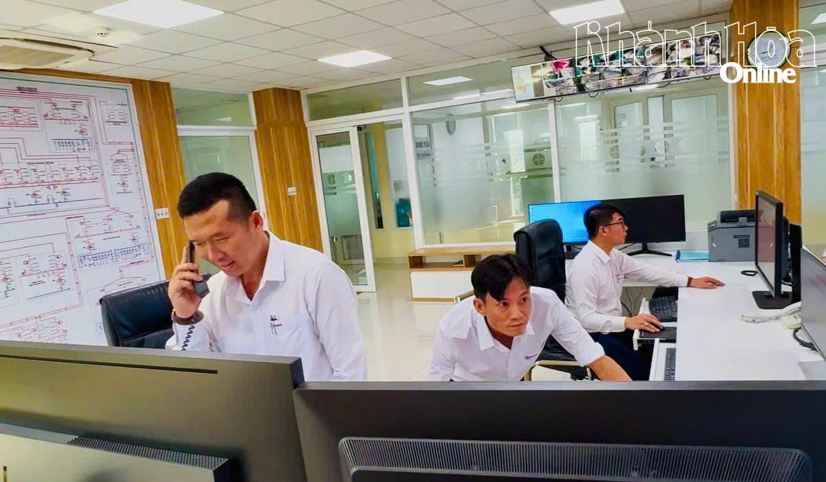Nhân viên Công ty Điện lực Khánh Hòa theo dõi dữ liệu phụ tải và vận hành hệ thống điện tại phòng điều độ.