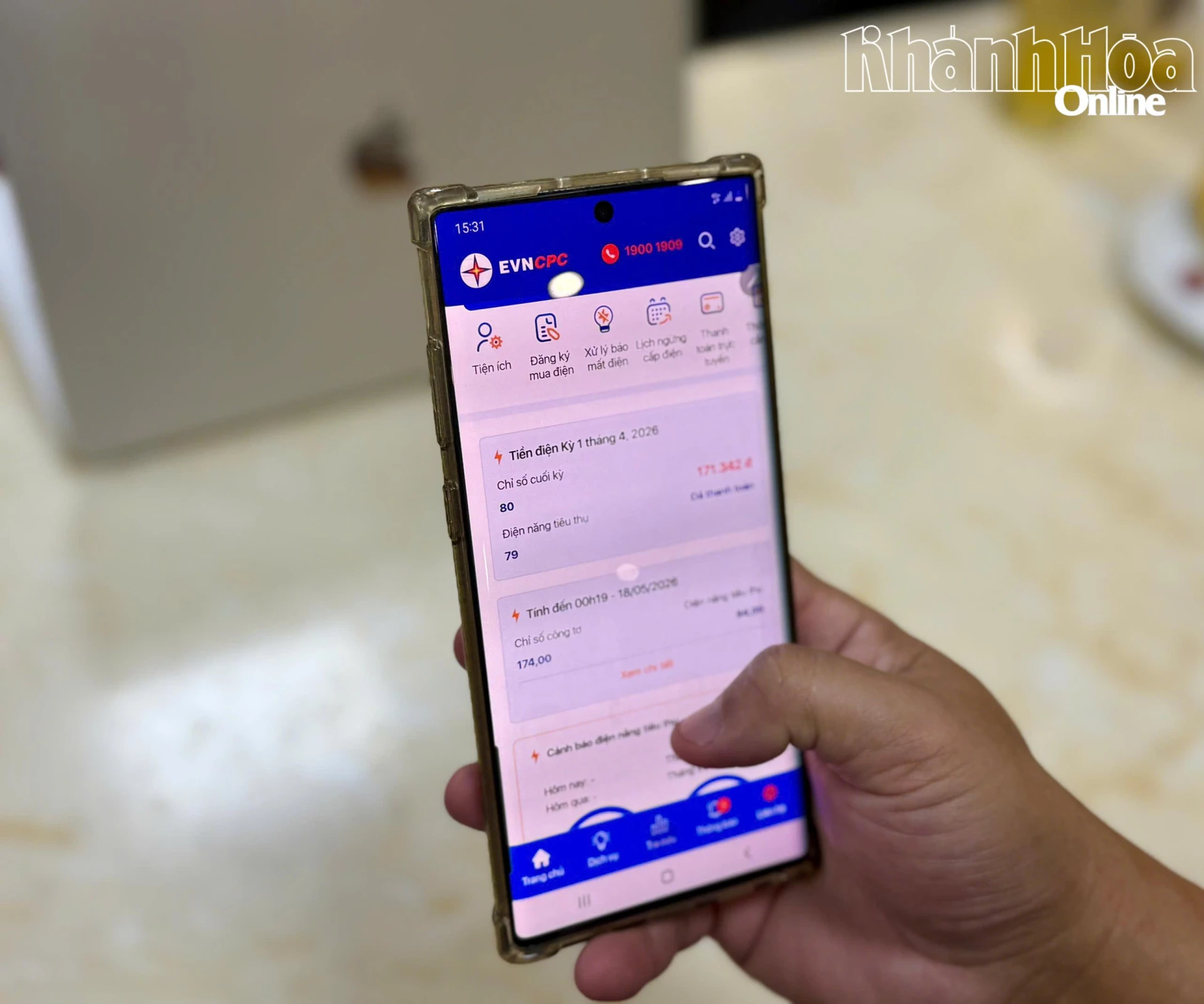 Khách hàng theo dõi sản lượng điện tiêu thụ và tra cứu thông tin điện năng qua ứng dụng chăm sóc khách hàng ngành điện.