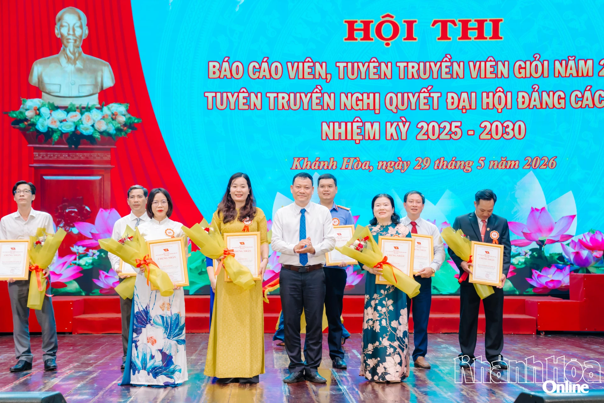 Các thí sinh được nhận giải ba. Ảnh: MINH TRỰC.

