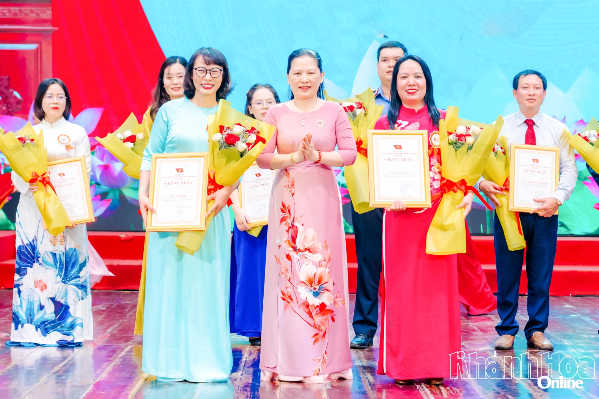 Các thí sinh được nhận giải nhì. Ảnh: MINH TRỰC.

