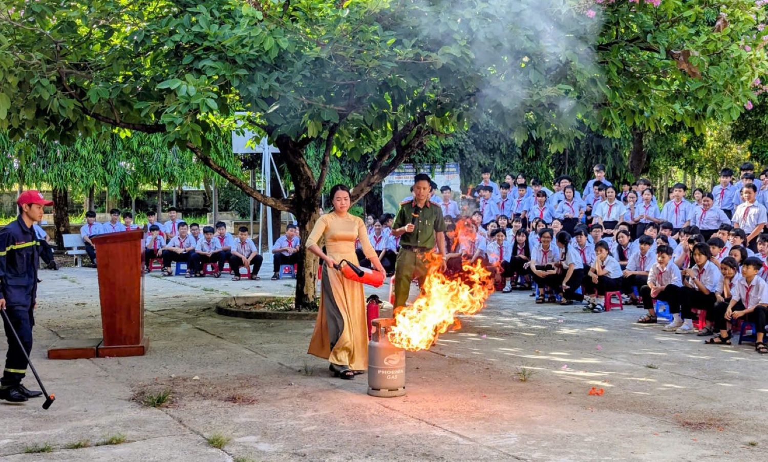 Thực hành sử dụng bình chữa cháy dập tắt bình gas tại Trường THCS Hoàng Hoa Thám.