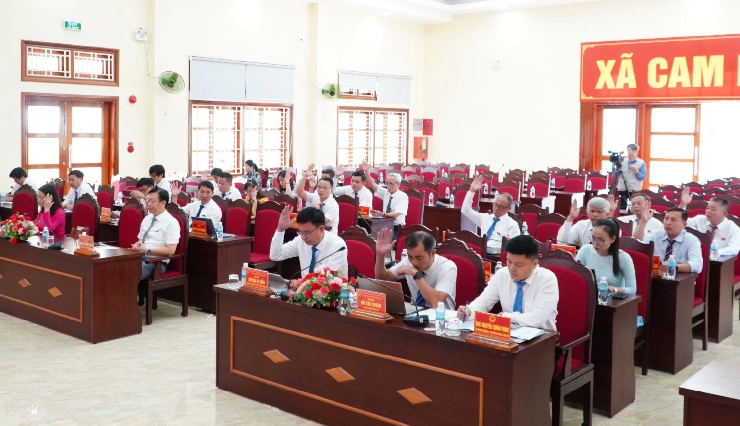 Các đại biểu biểu quyết thông qua các nghị quyết tại kỳ họp.