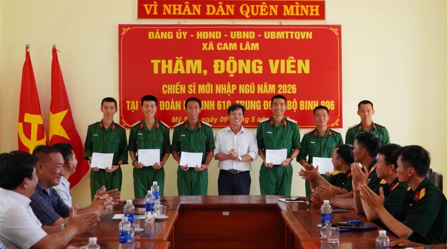 Lãnh đạo xã Cam Lâm tặng quà các chiến sĩ mới tại Tiểu đoàn Bộ binh 610, Trung đoàn Bộ binh 896.
