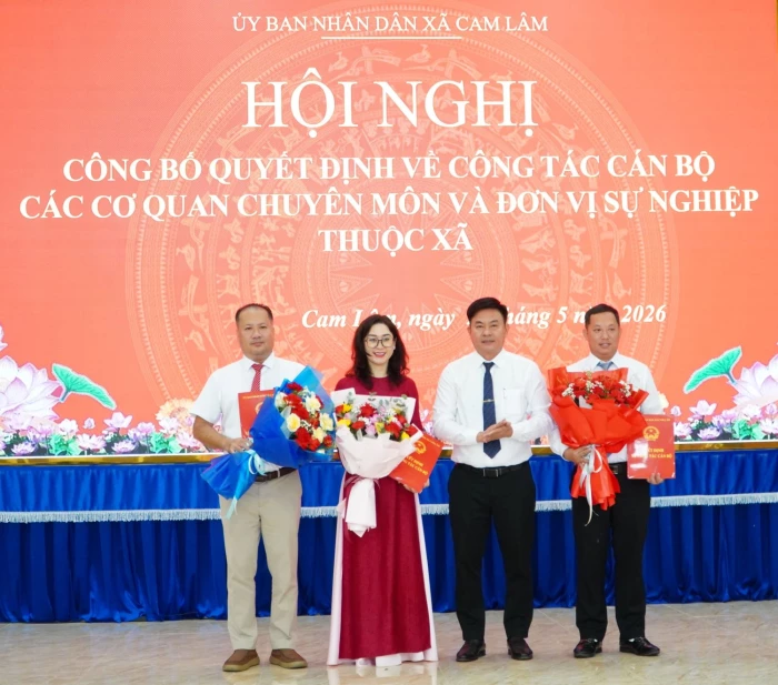 UBND xã Cam Lâm công bố quyết định về công tác cán bộ 