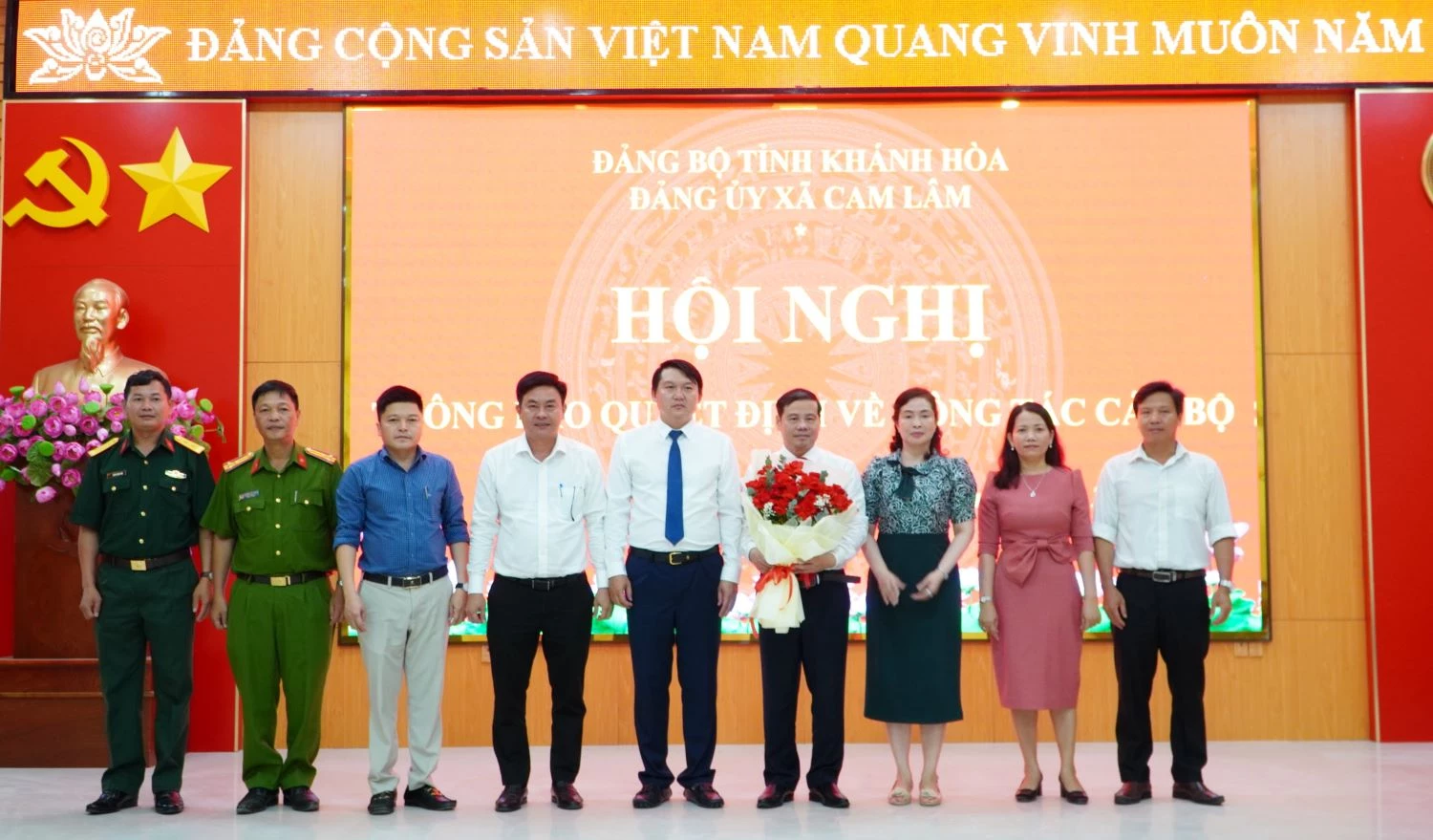 : Ông  Lương Đức Hải và Ban Thường vụ Đảng ủy xã Cam Lâm chúc mừng ông Trần Văn Châu.