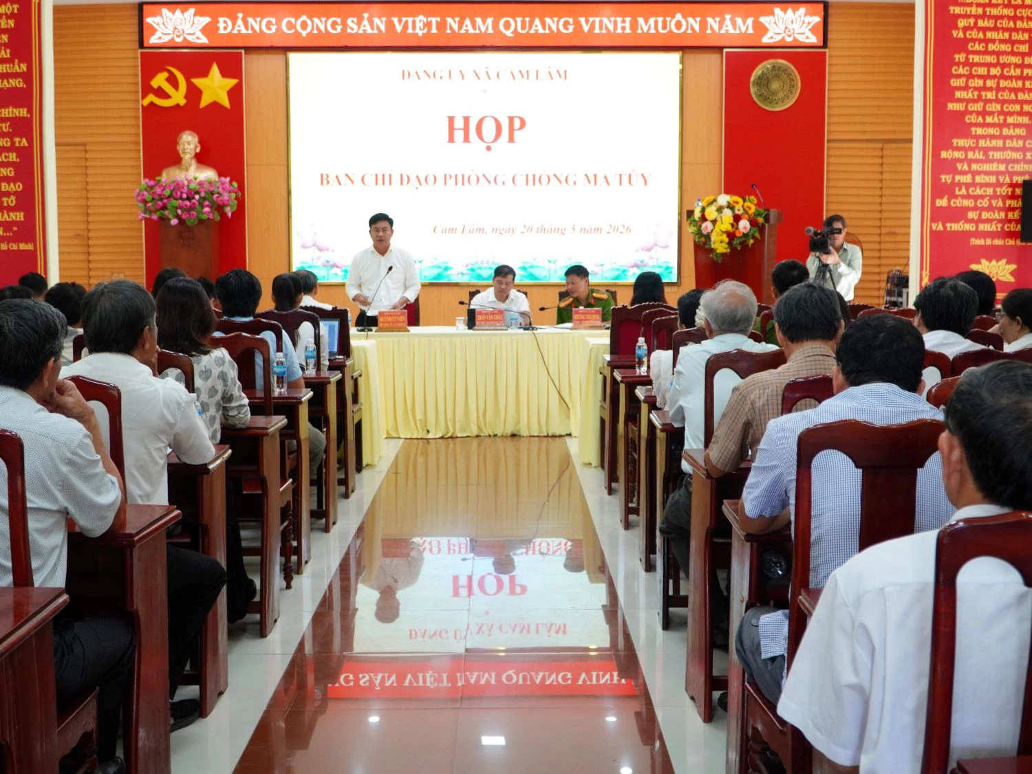 Quang cảnh cuộc họp.