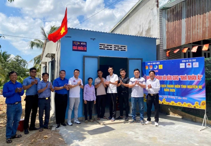 Đoàn xã Cam Lâm bàn giao "Nhà nhân ái" cho gia đình có hoàn cảnh khó khăn