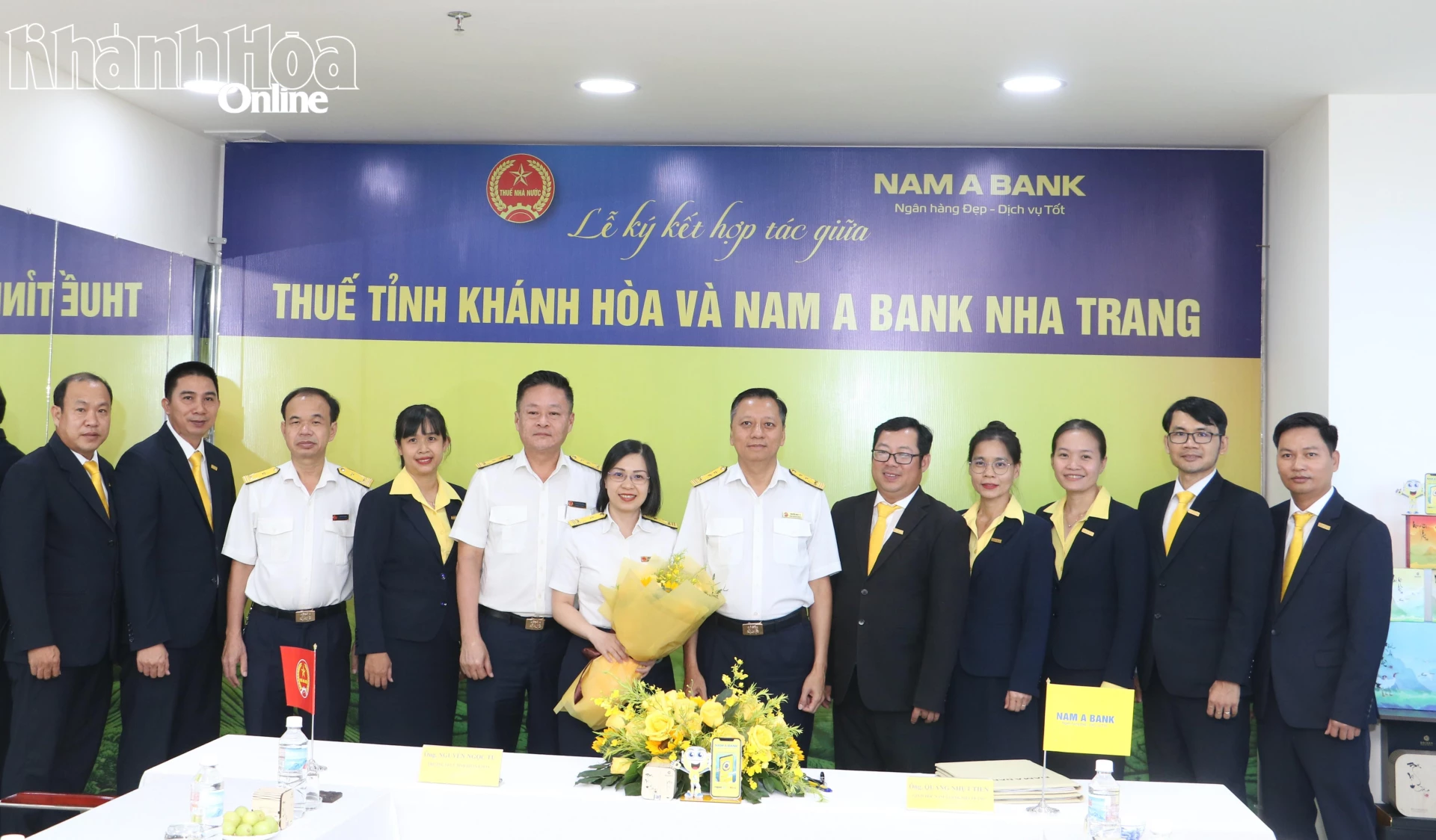 Hai bên chúc mừng thành công lễ ký kết.