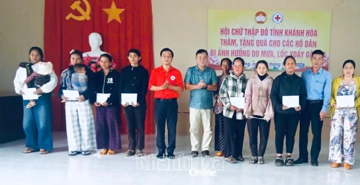 Trao tặng 60 triệu đồng hỗ trợ các hộ bị ảnh hưởng do lốc xoáy ở xã Anh Dũng