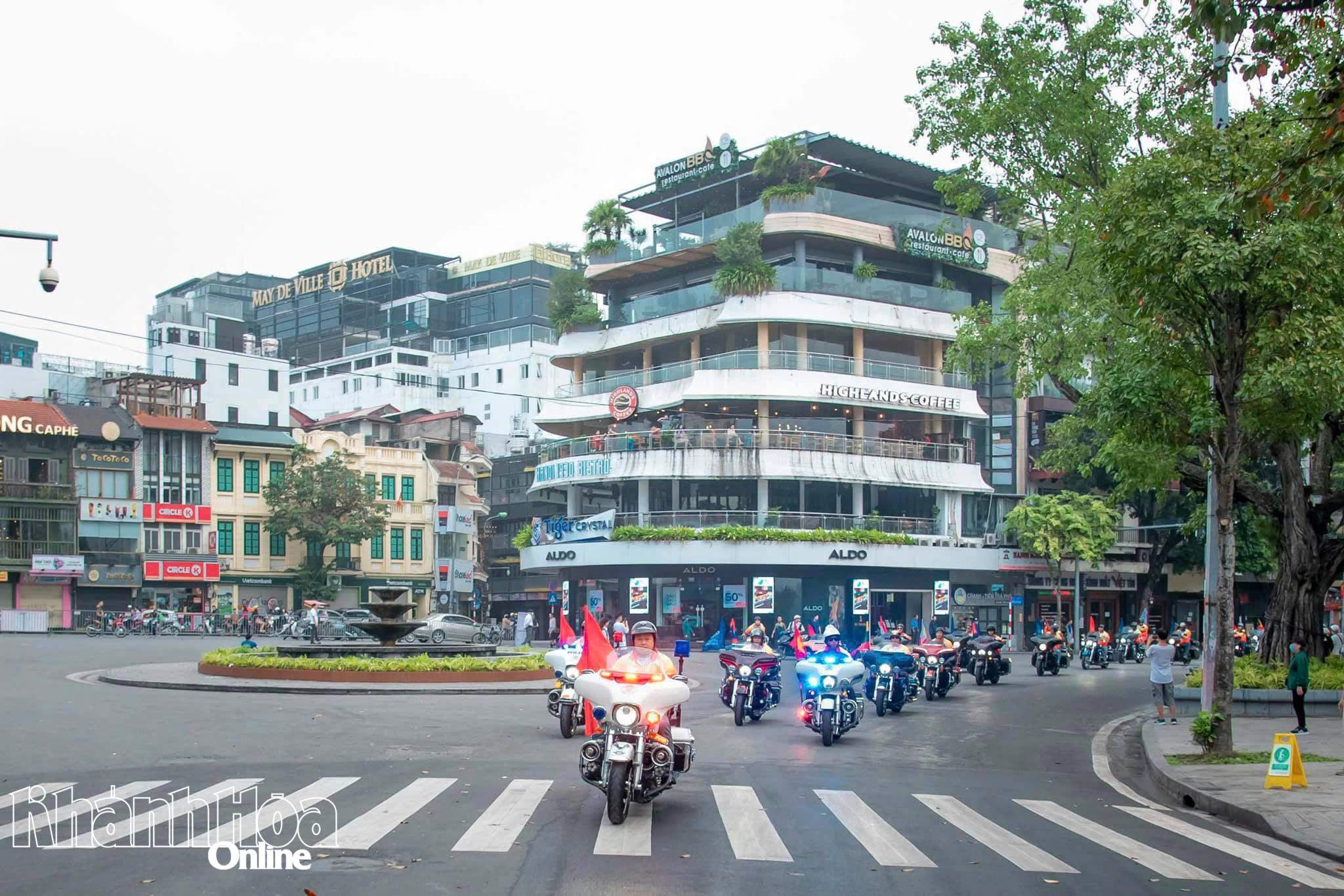 H-D Hanoi Motorcycle Club di chuyển trên tuyến đường trung tâm Hà Nội.