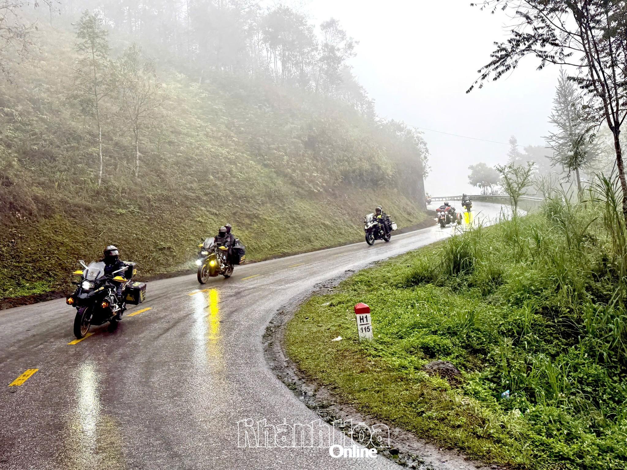 H-D Saigon Motorcycle Club tham gia trình diễn trên đường.