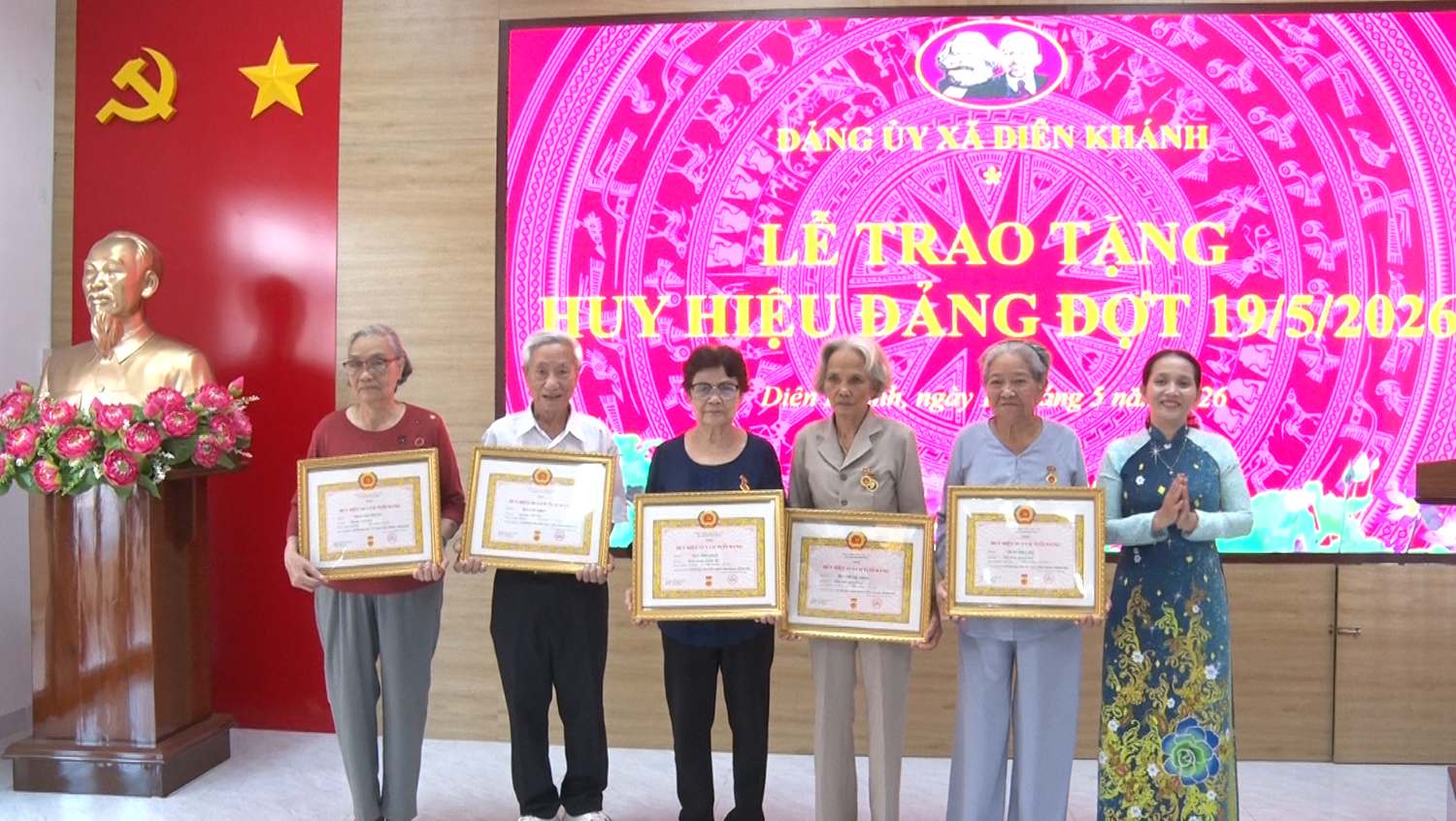 Lãnh đạo Đảng ủy xã Diên Khánh trao tặng huy hiệu Đảng cho các đảng viên.