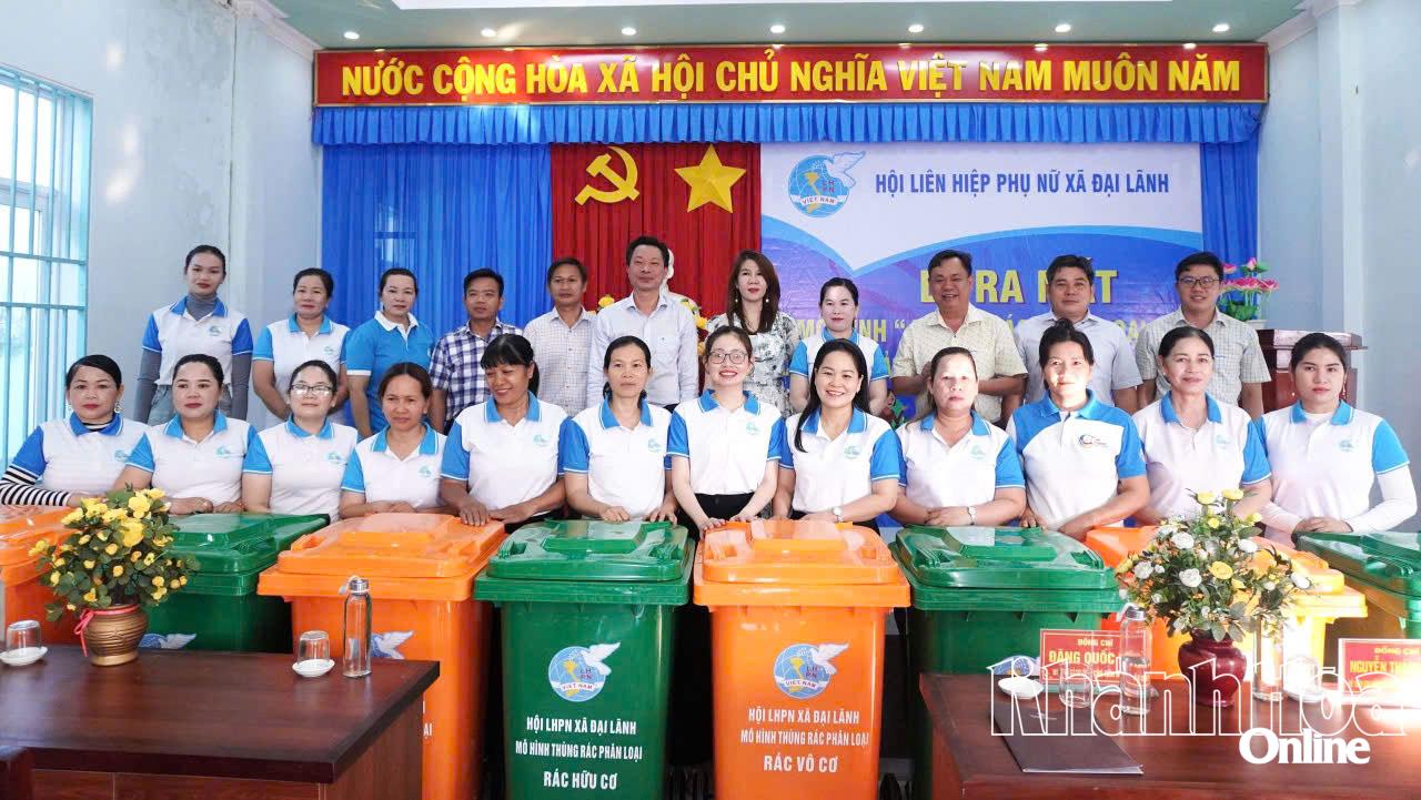 Hội Liên hiệp Phụ nữ xã Đại Lãnh ra mắt mô hình “Thùng rác phân loại”.