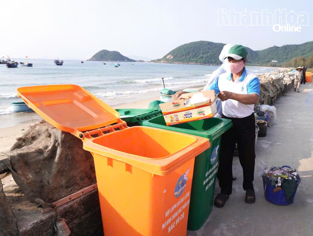 Thùng rác được đặt tại khu vực dọc bờ kè bãi biển để người dân bỏ rác đúng nơi quy định.