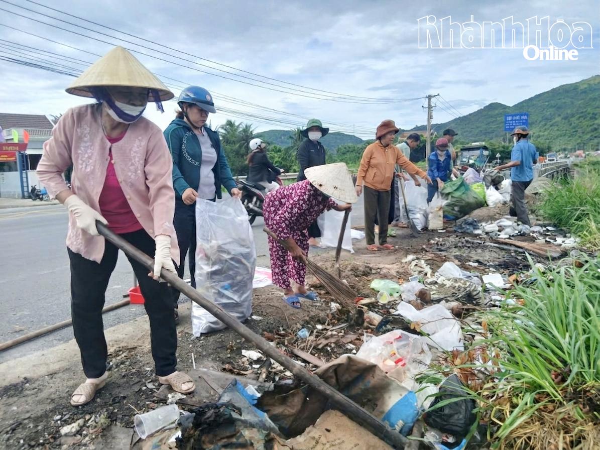Các chị em chung tay dọn vệ sinh môi trường.