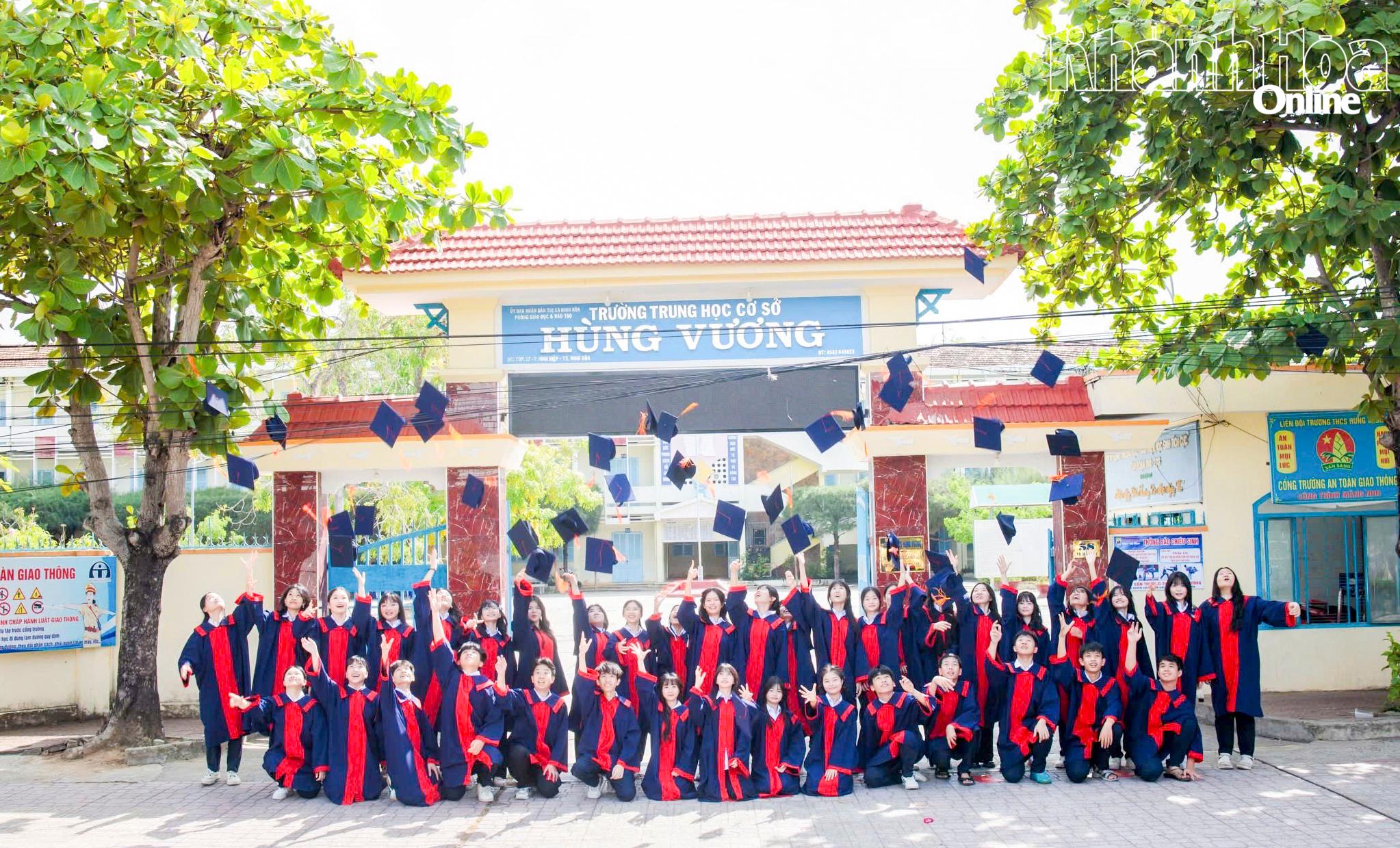 Học sinh lớp 9 Trường THCS Hùng Vương (phường Ninh Hòa) chụp kỷ yếu.
