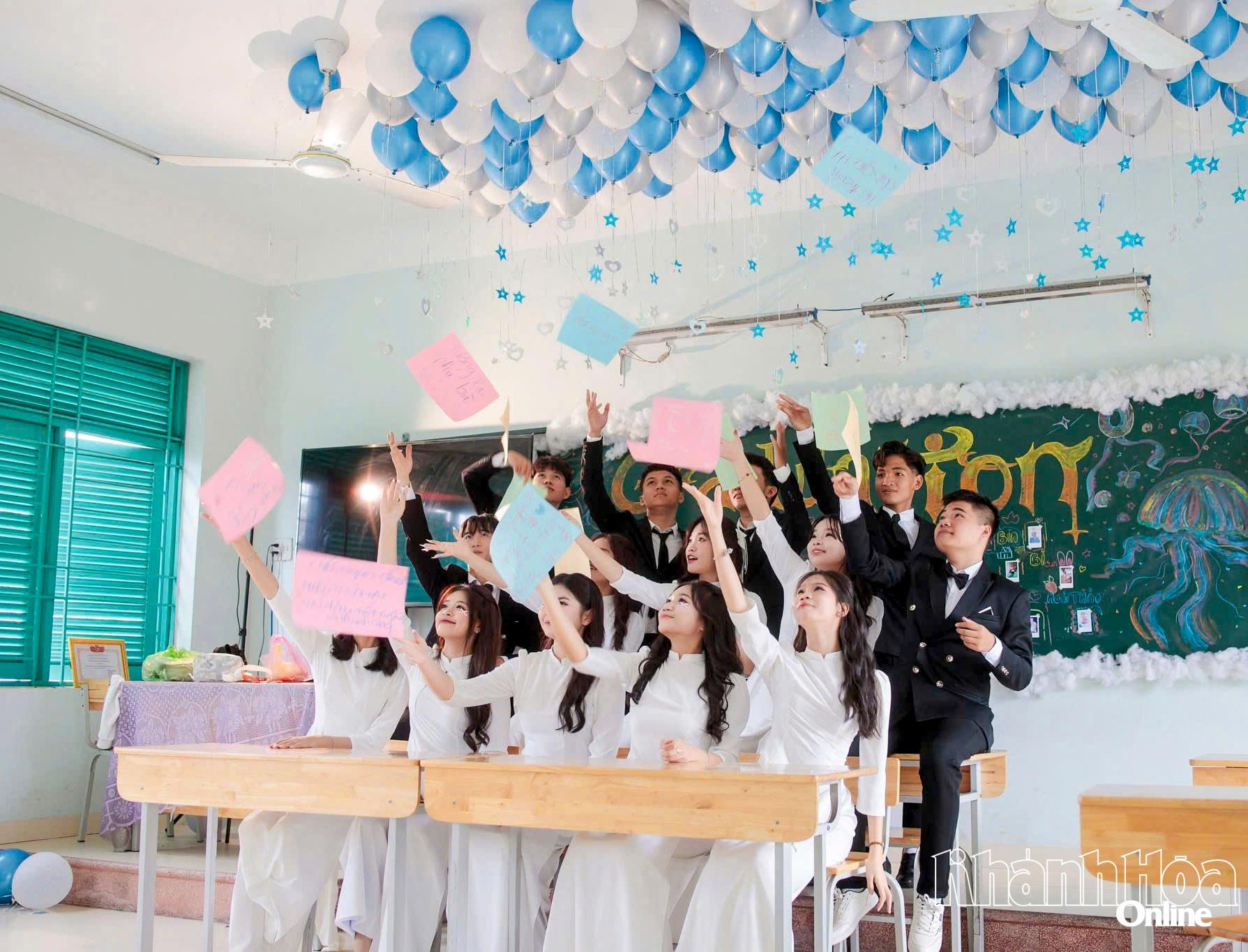 Một lớp học Trường THPT Nguyễn Chí Thanh 
được trang trí đẹp mắt để chụp ảnh kỷ yếu.