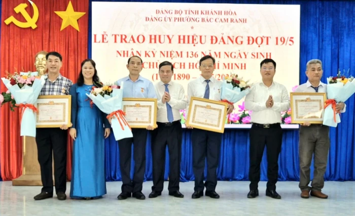 Đảng ủy phường Bắc Cam Ranh trao Huy hiệu Đảng đợt 19-5 cho 12 đảng viên