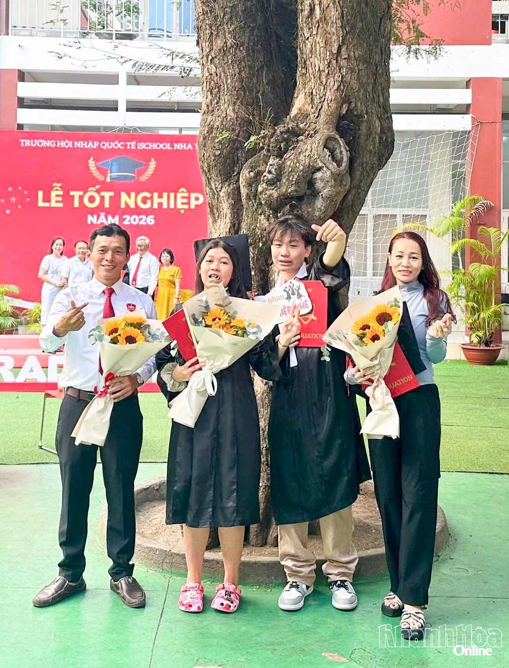 Học sinh chụp ảnh cùng gia đình 
và thầy giáo chủ nhiệm tại Trường iSchool Nha Trang.