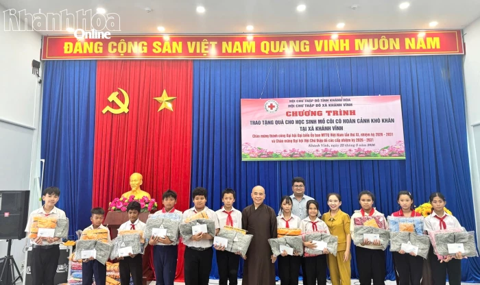 Hội Chữ thập đỏ xã Khánh Vĩnh trao 51 suất học bổng cho học sinh nghèo hiếu học
