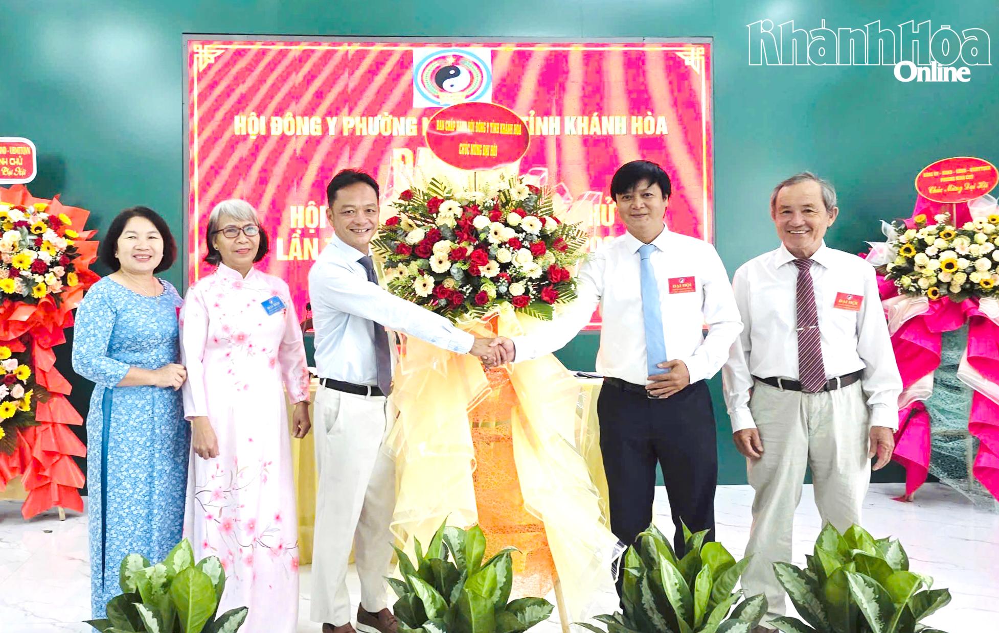 Lãnh đạo Hội Đông y tỉnh tặng hoa chúc mừng đại hội.